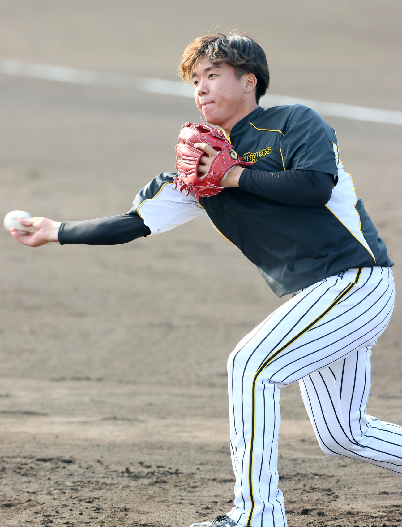 三塁へのフィールディング練習をする村上（撮影・上山淳一）