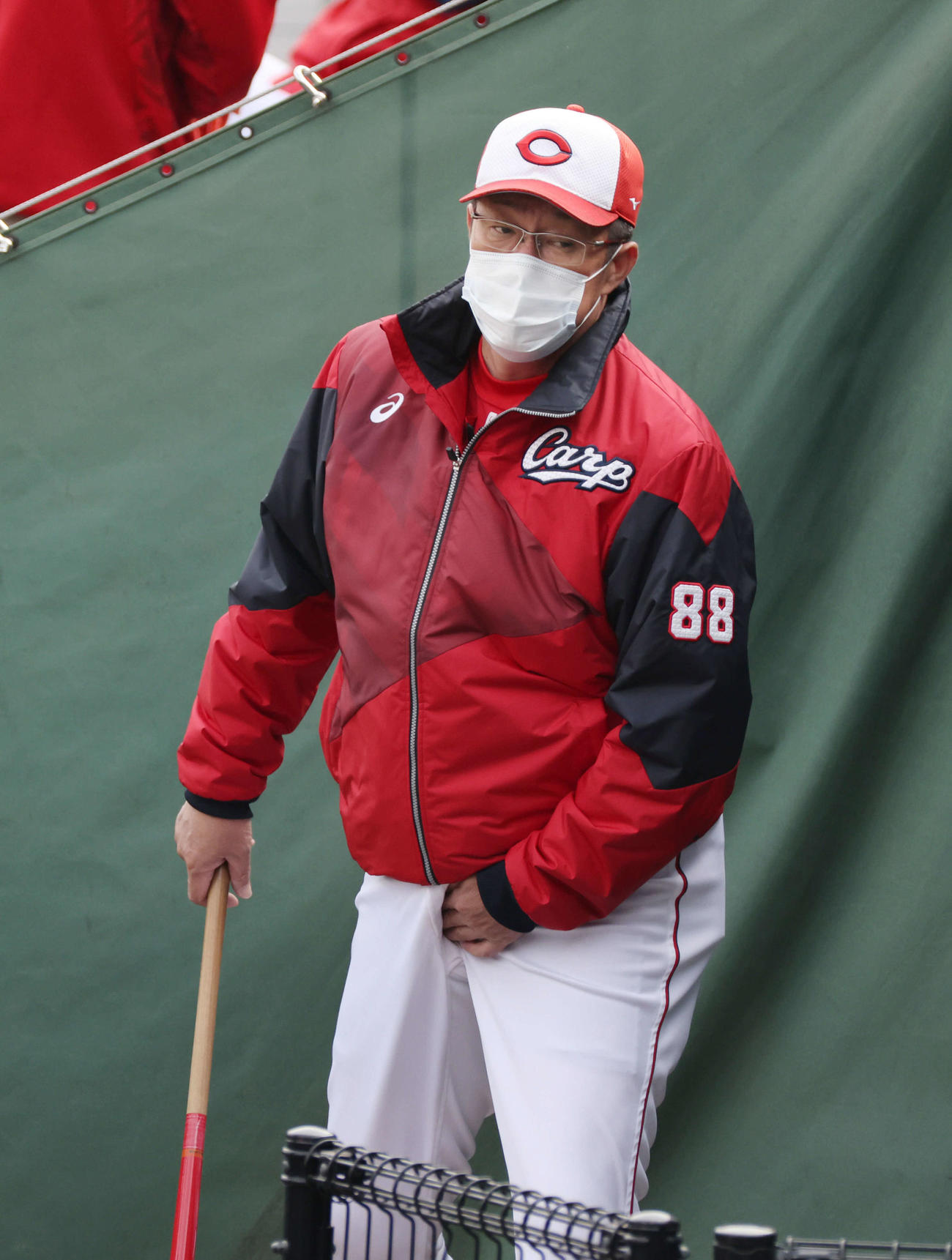 広島秋季練習　紅白戦を見るためにベンチから観客席へ向かう佐々岡監督（撮影・加藤孝規）