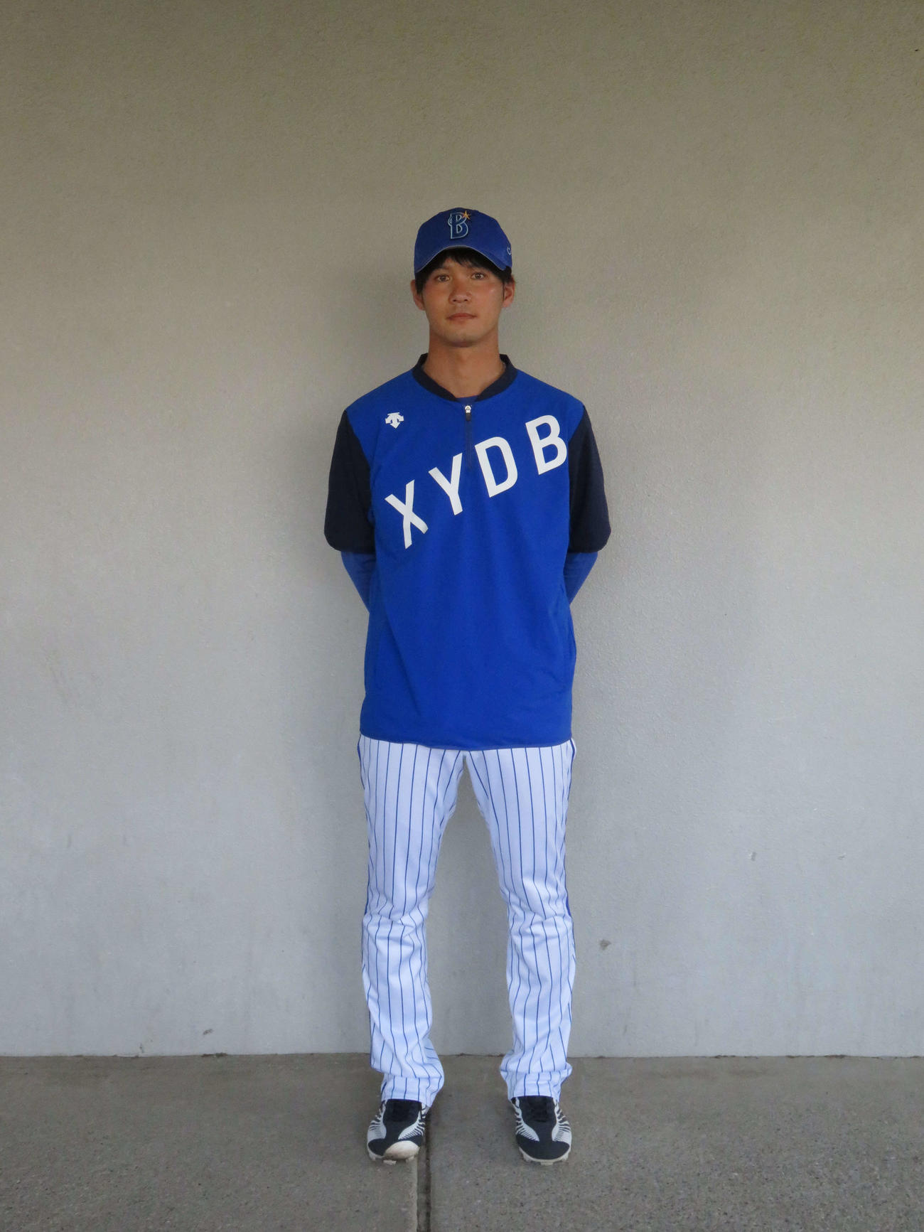 秋季トレーニングを視察したDeNAの小杉陽太新コーチ