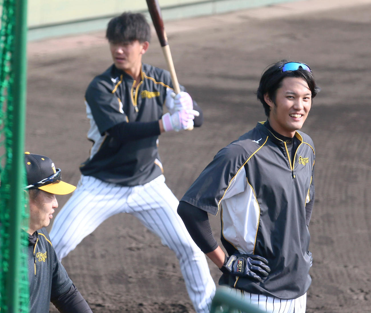 藤浪晋太郎（右）はトス打撃の合間に笑顔を見せる。左は福原投手コーチ、上は伊藤将司（撮影・上山淳一）