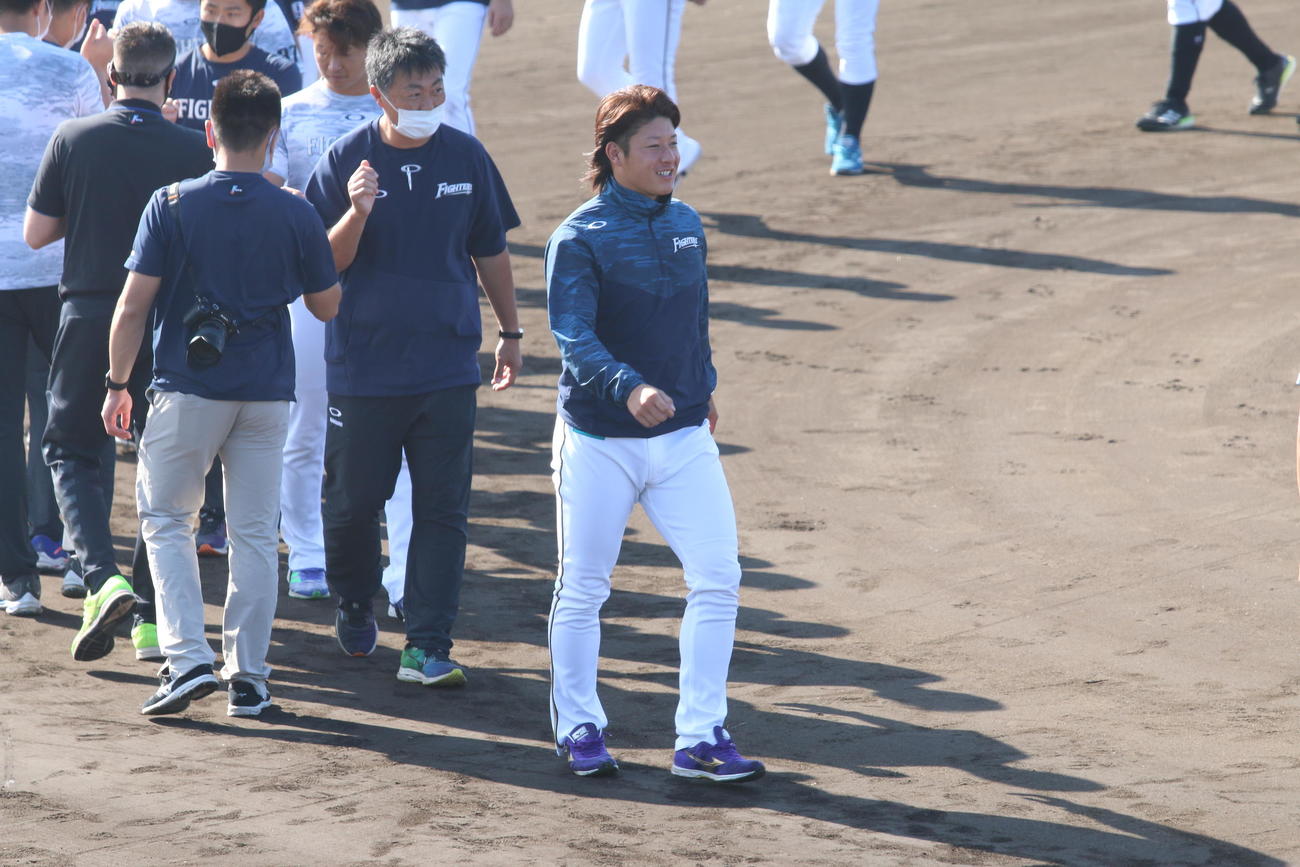秋季キャンプを打ち上げ笑顔を見せる日本ハム吉田（撮影・田中彩友美）