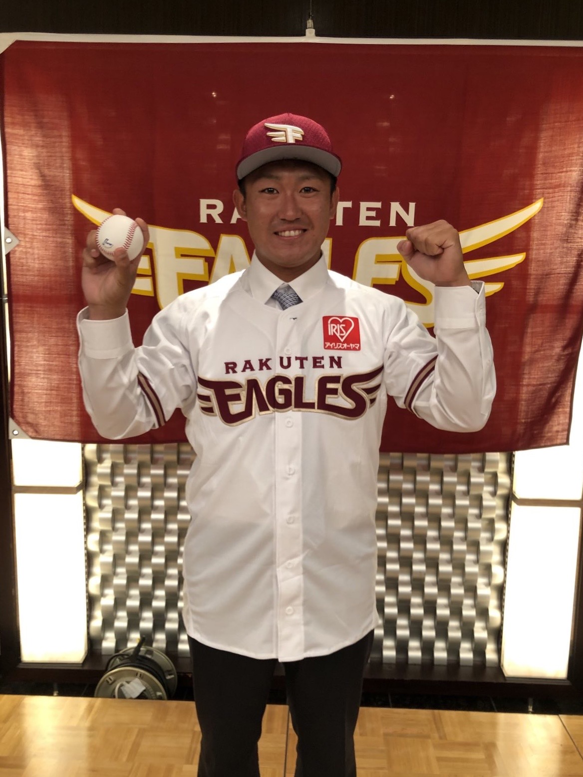 契約合意した楽天ドラフト7位のJFE西日本・吉川はユニホーム姿で健闘を誓った（楽天野球団提供）