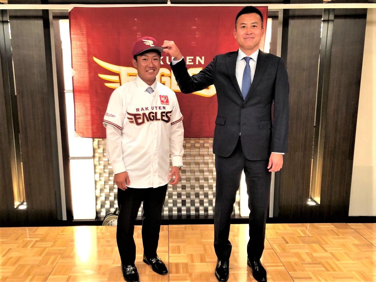 契約合意した楽天ドラフト7位のJFE西日本・吉川投手（左）は山下スカウトから帽子をかぶせてもらい笑顔を見せる（楽天野球団提供）