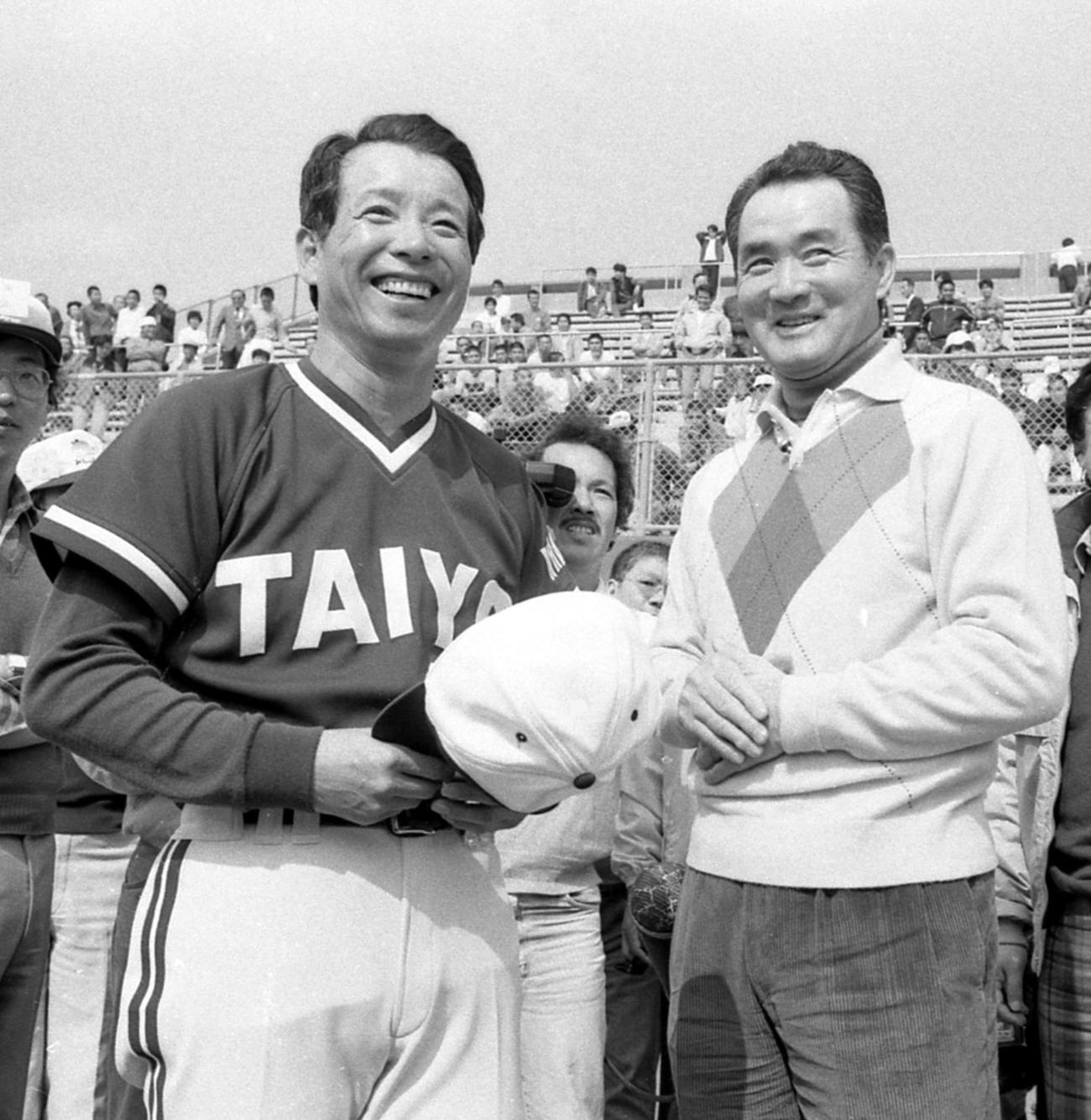 1987年、沖縄の大洋キャンプを訪れた長嶋茂雄氏（右）と談笑する古葉監督