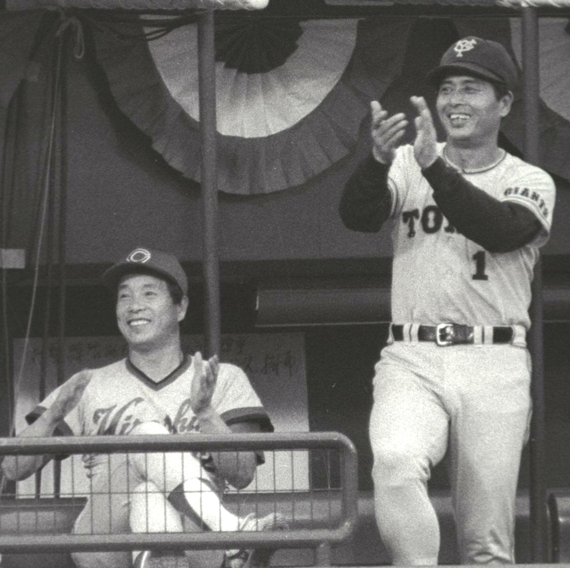 85年のオールスター第3戦で笑顔を見せる全セ古葉監督（左）と王コーチ