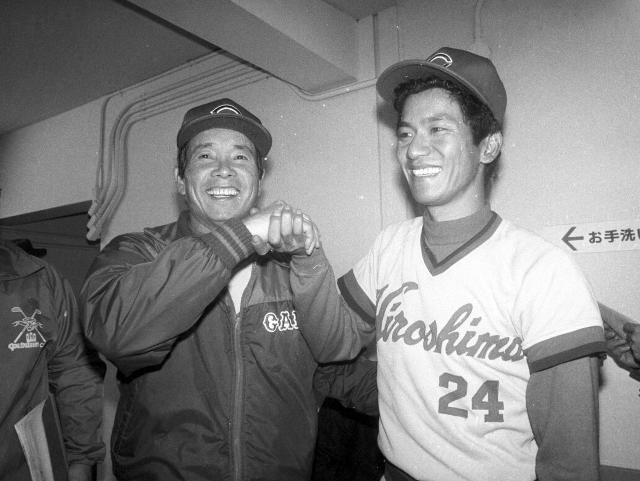 84年4月、チームを12連勝に導いた広島大野と握手を交わす