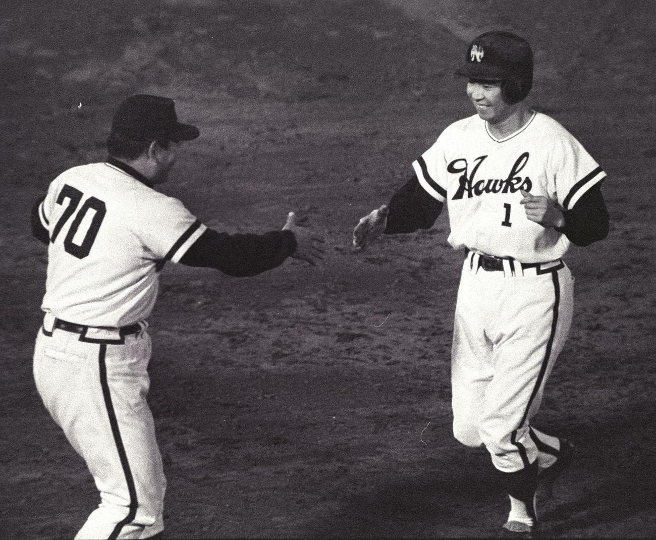 71年、西鉄戦で本塁打を放った南海古葉内野手（右）