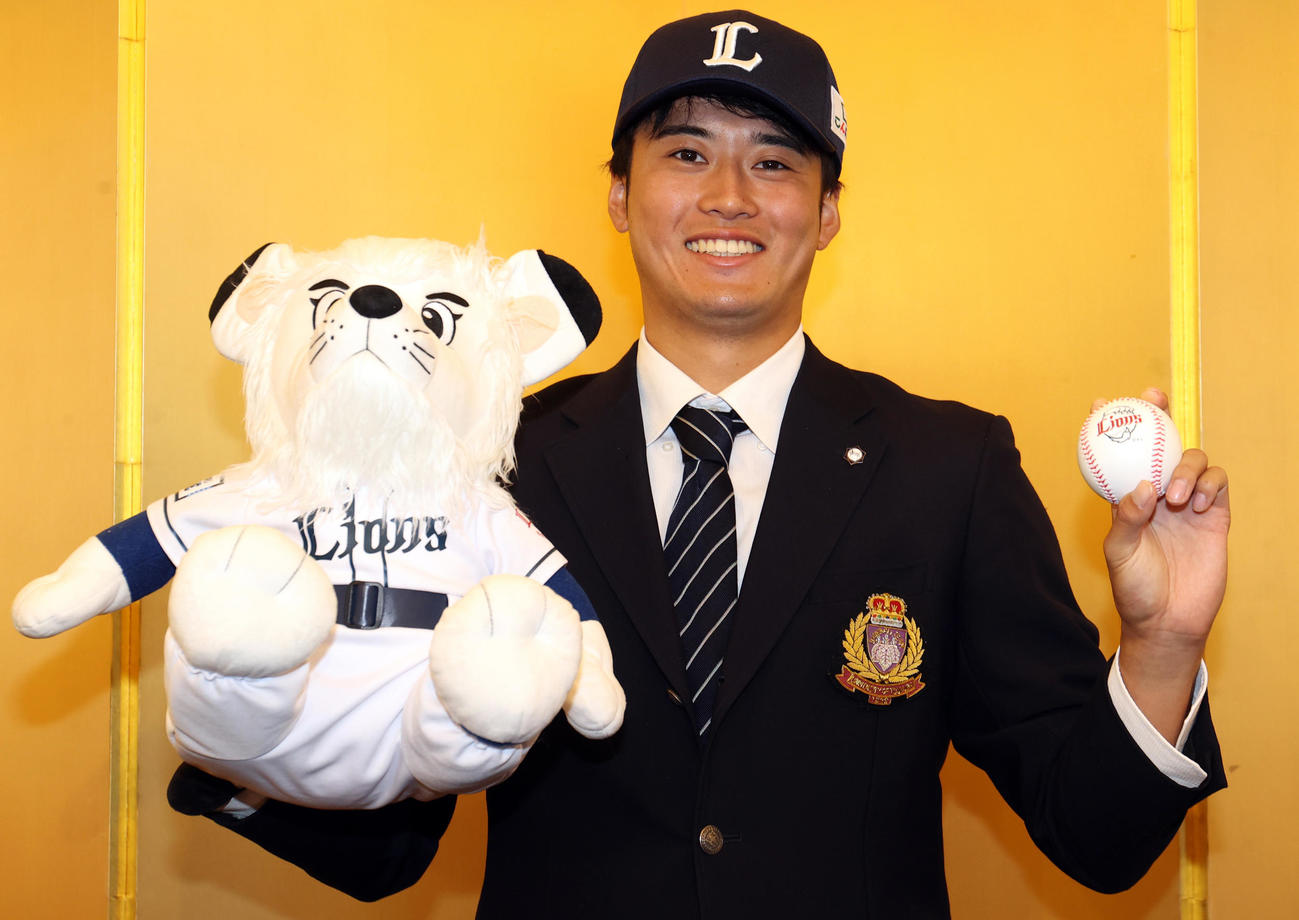 仮契約を終え、記念撮影する西武ドラフト2位筑波大・佐藤（撮影・狩俣裕三）