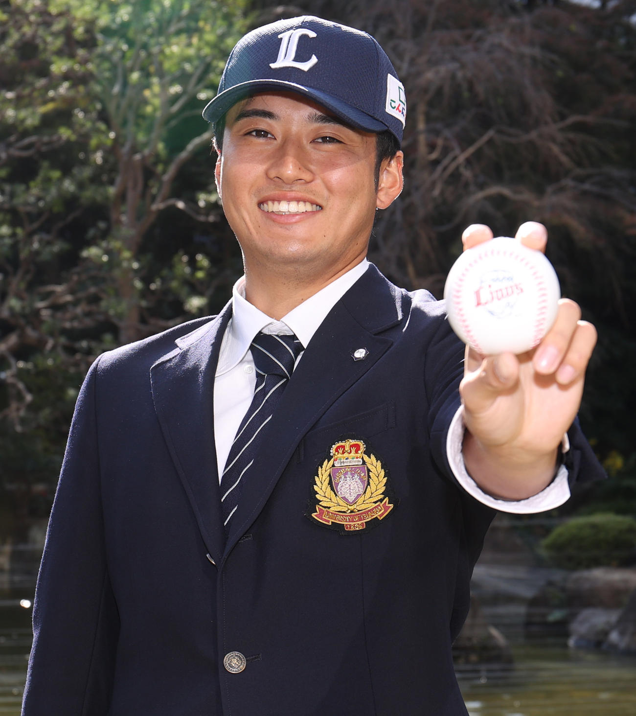 仮契約を終え、日本庭園をバックに記念撮影する西武ドラフト2位筑波大・佐藤（撮影・狩俣裕三）