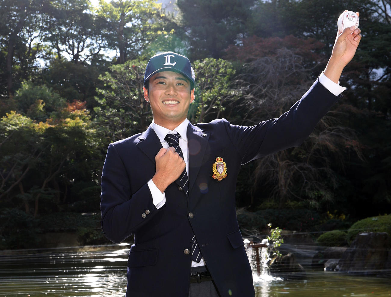 仮契約を終え、日本庭園をバックに記念撮影する西武ドラフト2位筑波大・佐藤（撮影・狩俣裕三）