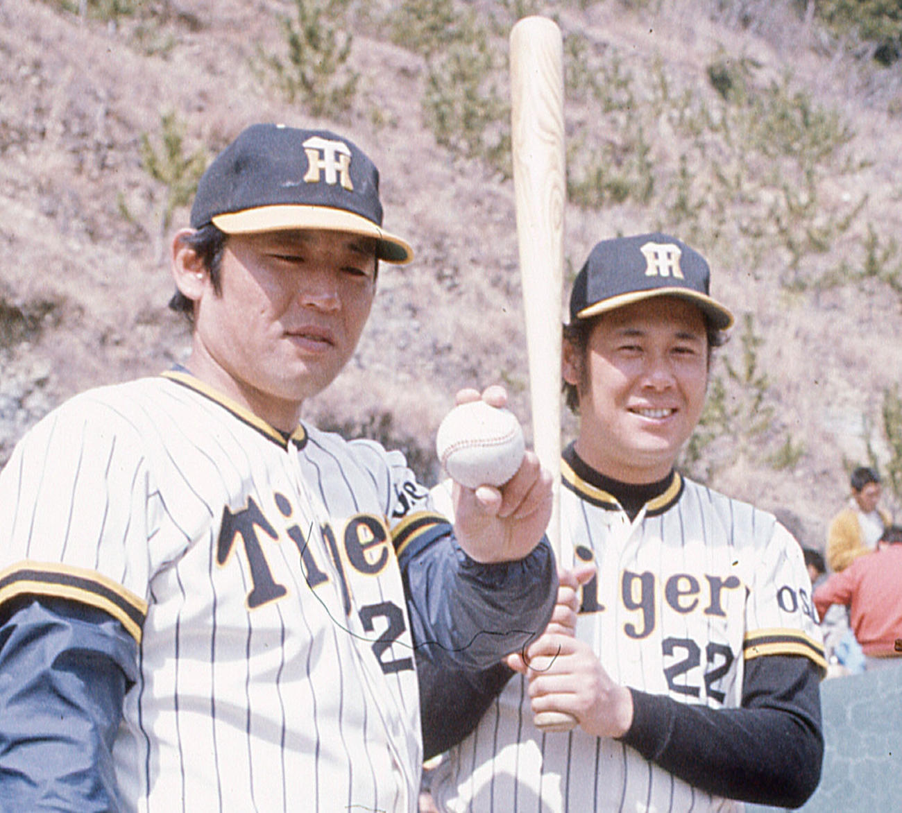 江夏豊氏（左）とポーズをとる田淵幸一氏（1974年2月撮影）