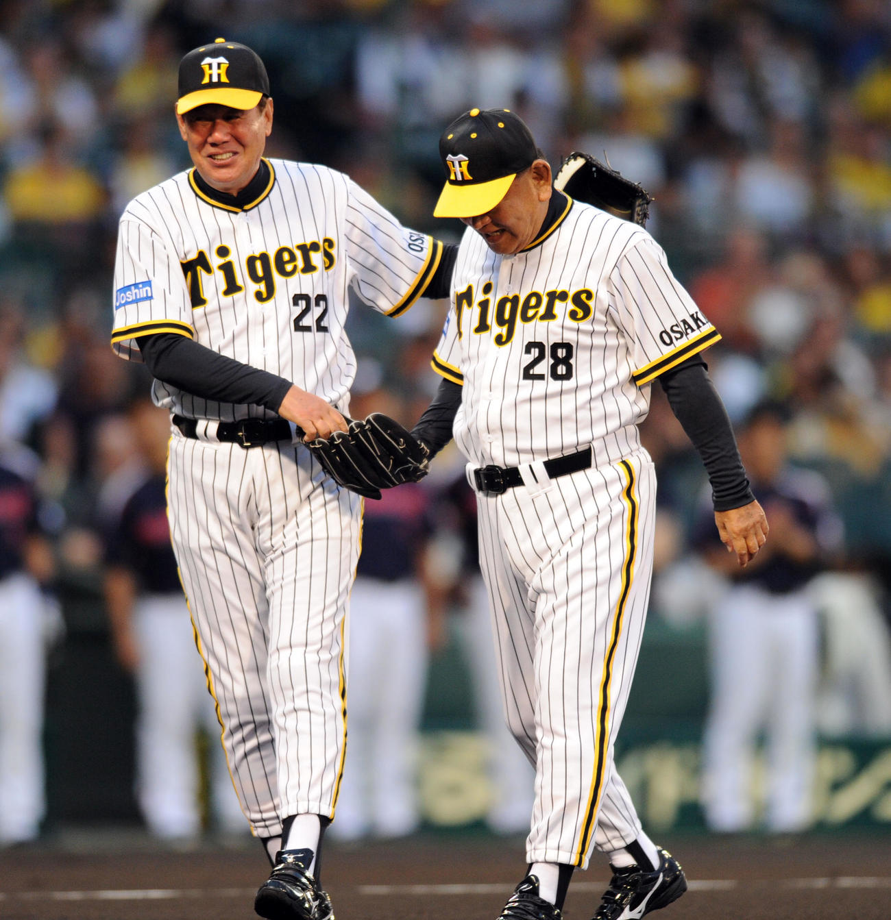 始球式を行った江夏豊氏（右）、田淵幸一氏の黄金バッテリー（2015年8月30日撮影）