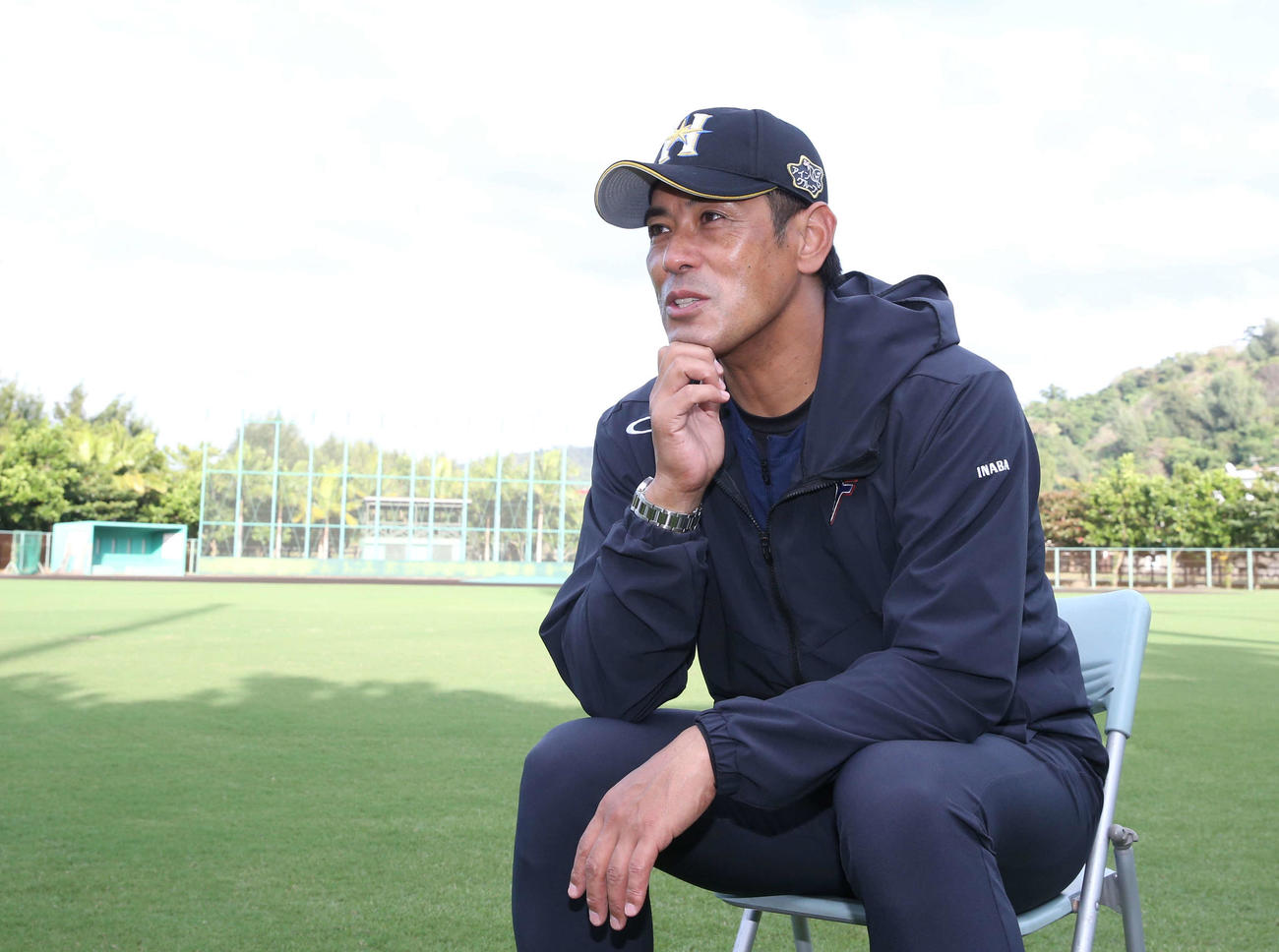 インタビューを受ける日本ハム稲葉GM（撮影・黒川智章）