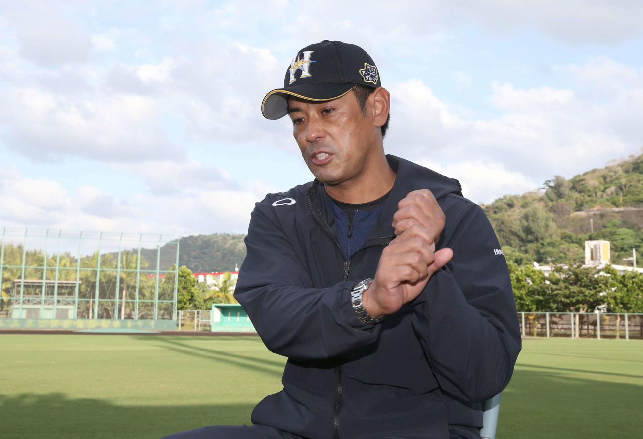 インタビューを受ける日本ハム稲葉GM