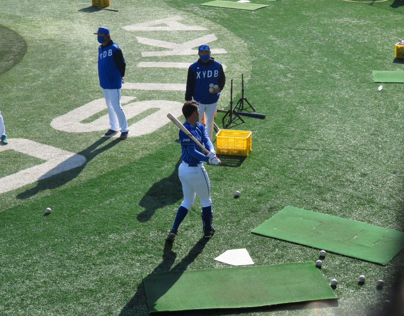 秋季トレーニングのティー打撃で石井琢朗新コーチから指導を受ける森敬斗内野手