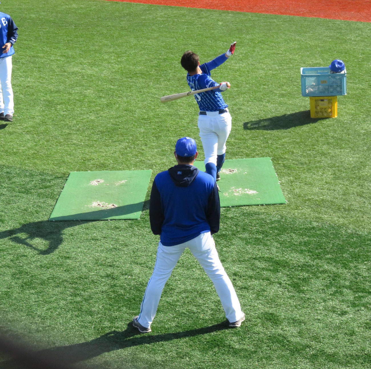 秋季トレーニングのロングティー打撃で石井琢朗新コーチから指導を受ける森敬斗内野手