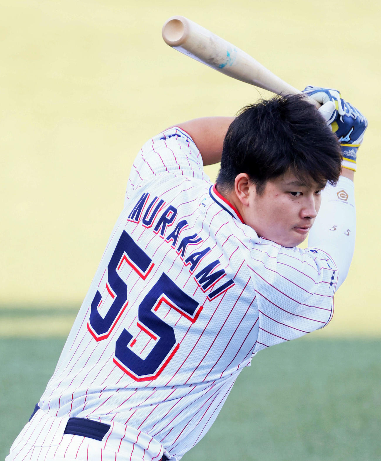 ティー打撃するヤクルト村上（撮影・河田真司）