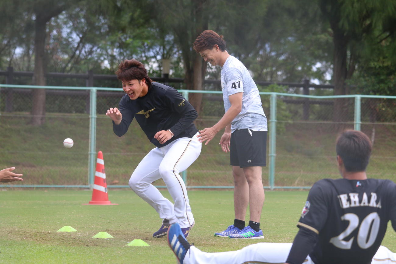 笑顔でトレーニングに励む日本ハム吉田（左）。中央は鈴木（撮影・田中彩友美）