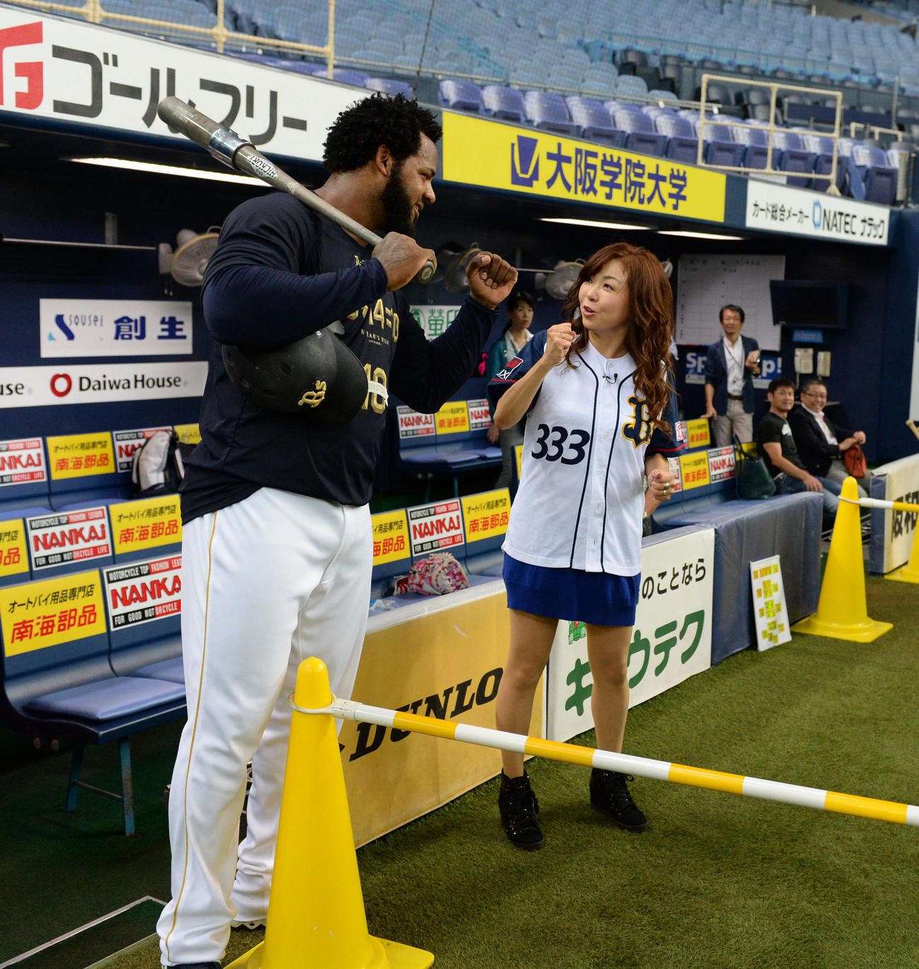 14年、オリックスを激励に訪れたハイヒール・モモコ。左はペーニャ