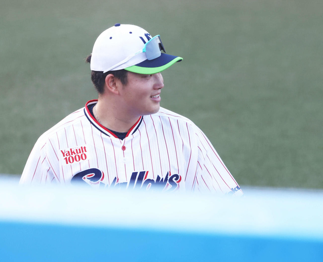 練習を終えて笑顔を見せるヤクルト村上（撮影・河田真司）