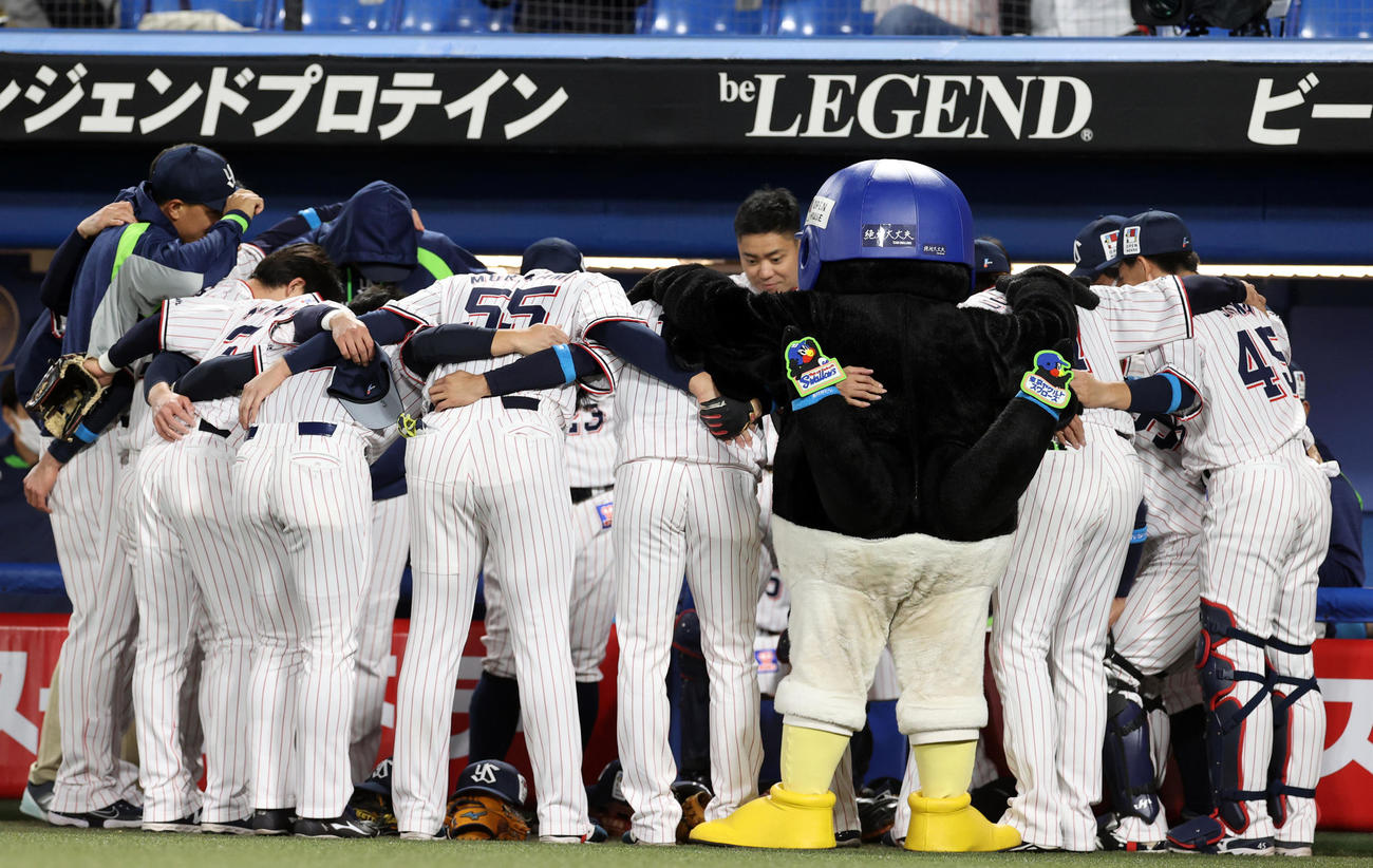 10日　ヤクルト対巨人　試合前、肩を組みながら円陣になり、中村（後方）の話を聞く、ヤクルトの選手たち