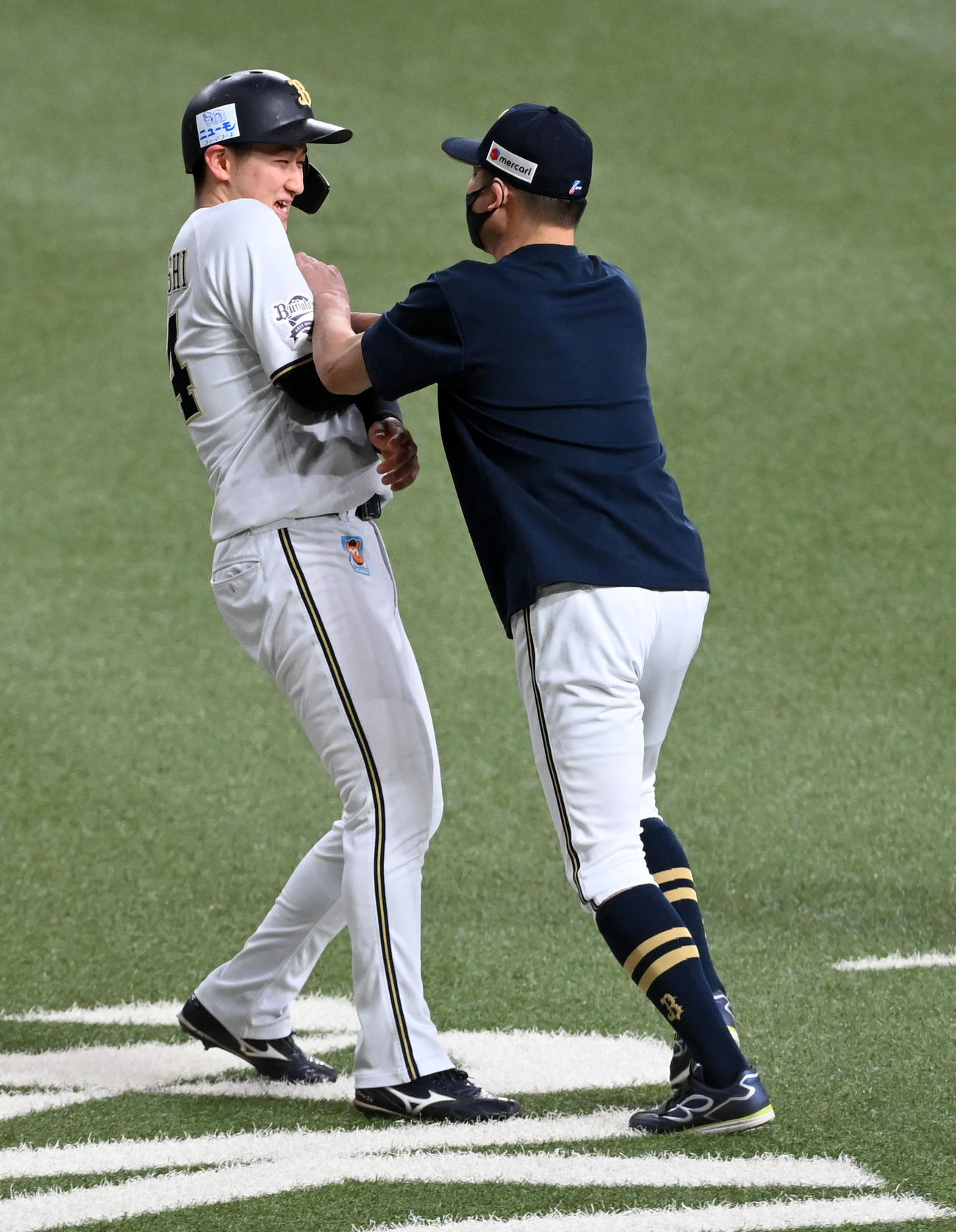 紅林弘太郎（左）に突っ張りを見舞う中嶋聡監督（撮影・前岡正明）