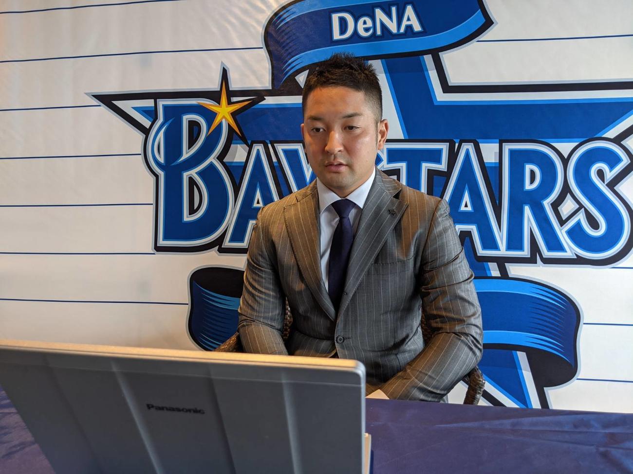 10％ダウンの推定年俸2700万円で契約更改したDeNA嶺井博希捕手（球団提供）