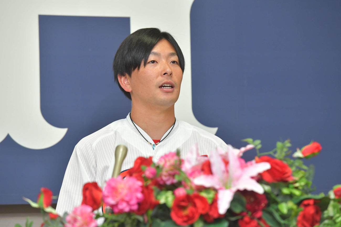 マツダスタジアムで残留会見を行った広島大瀬良