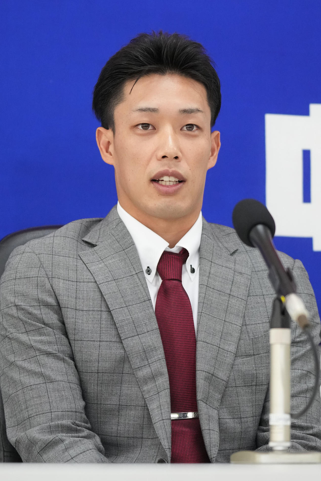 中日契約更改　交渉を終え会見する加藤（撮影・森本幸一）