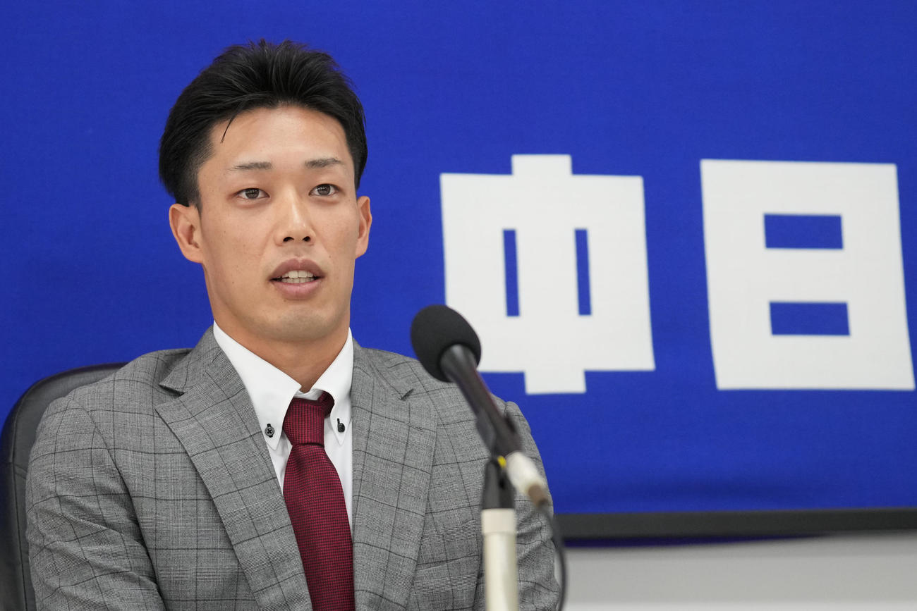 中日契約更改　交渉を終え会見する加藤（撮影・森本幸一）