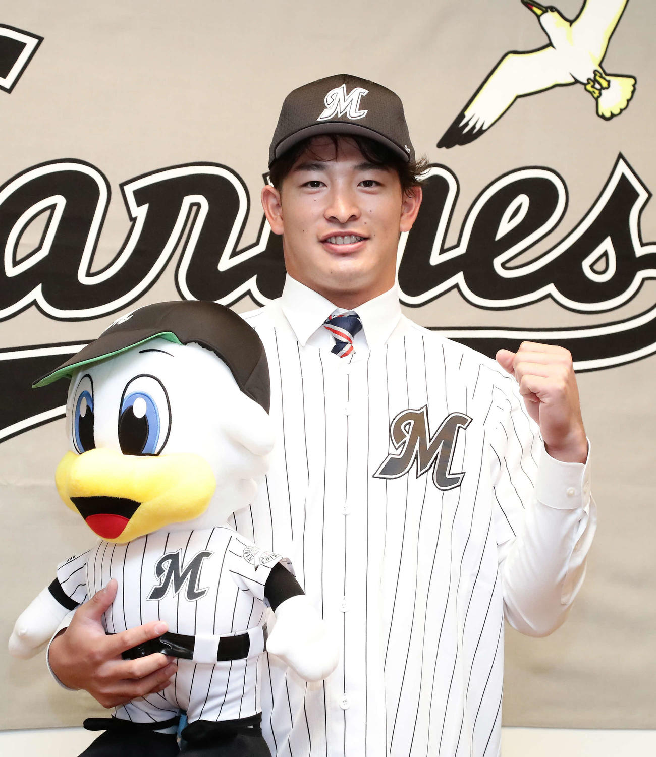 ロッテと仮契約を結び写真に納まるドラフト2位指名の池田（撮影・丹羽敏通）