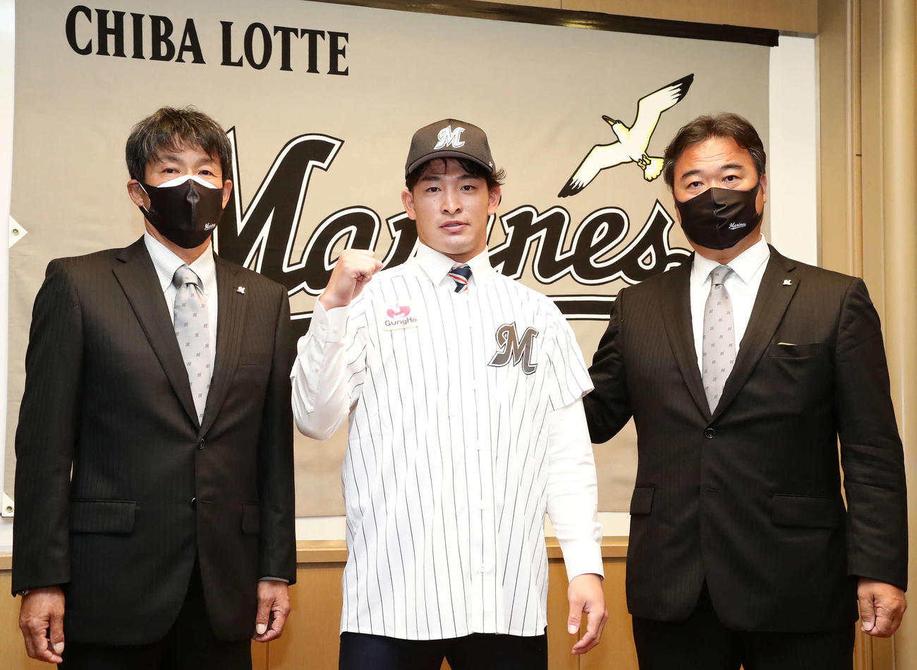 ロッテと仮契約を結び写真に納まる、左から福澤担当スカウト、池田、永野プロアマスカウト部長（撮影・丹羽敏通）
