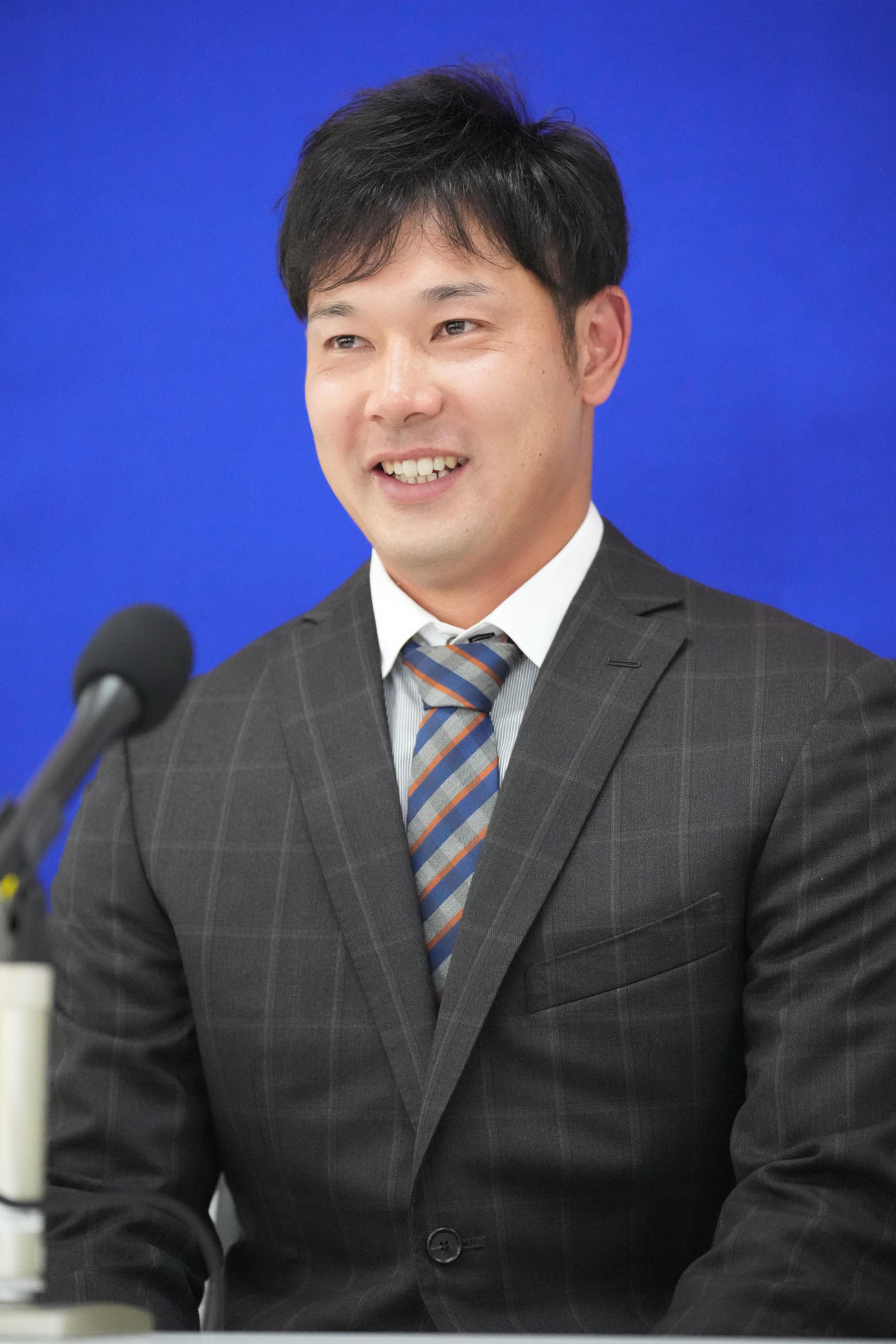 中日契約更改　交渉を終え会見する堂上（撮影・森本幸一）