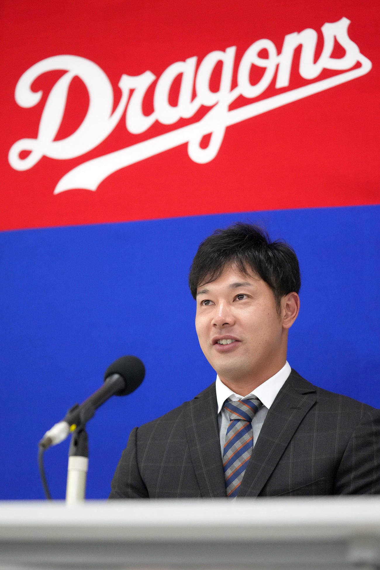 中日契約更改　交渉を終え会見する堂上（撮影・森本幸一）