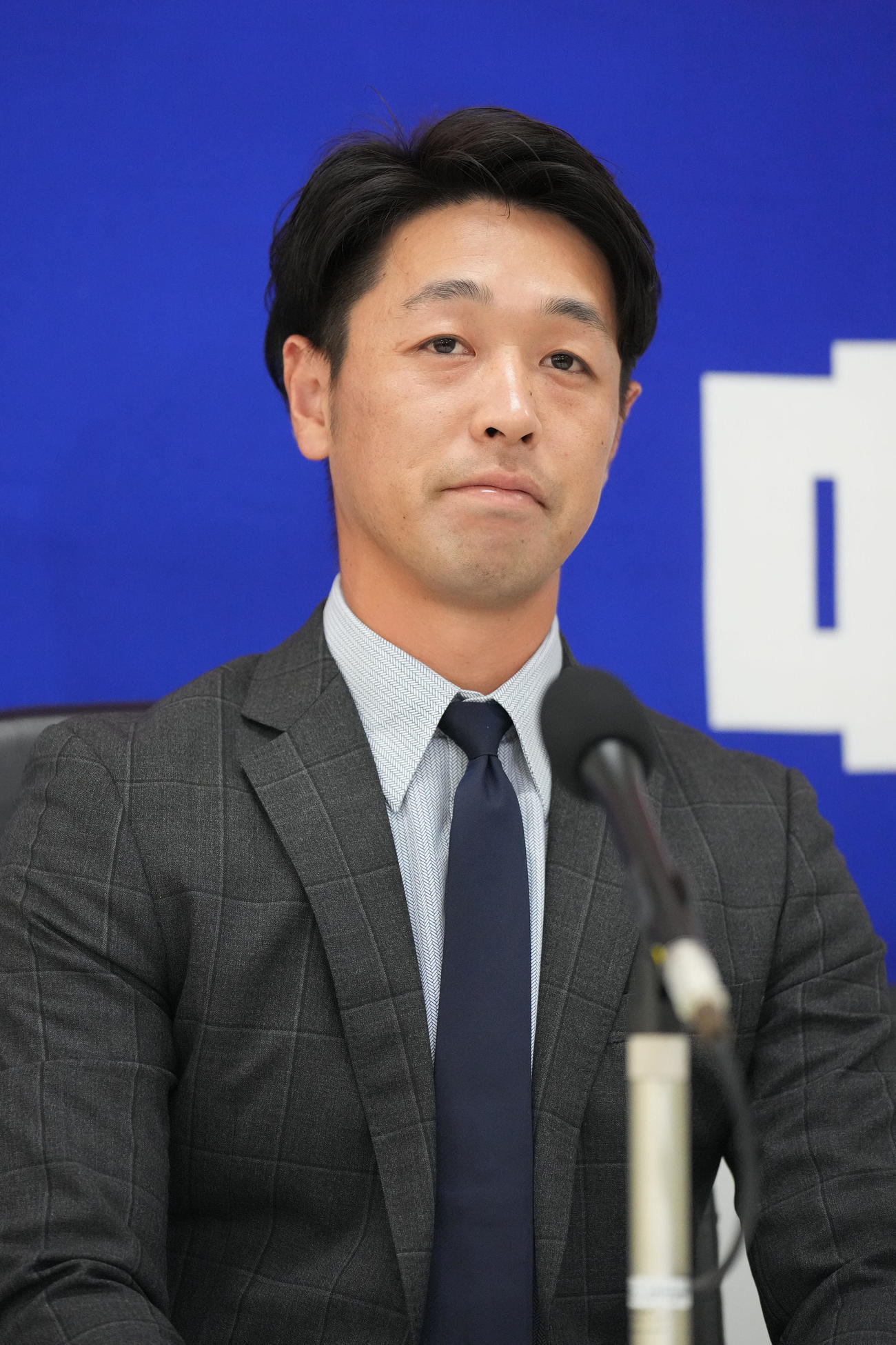 中日契約更改　交渉を終え会見する阿部（撮影・森本幸一）