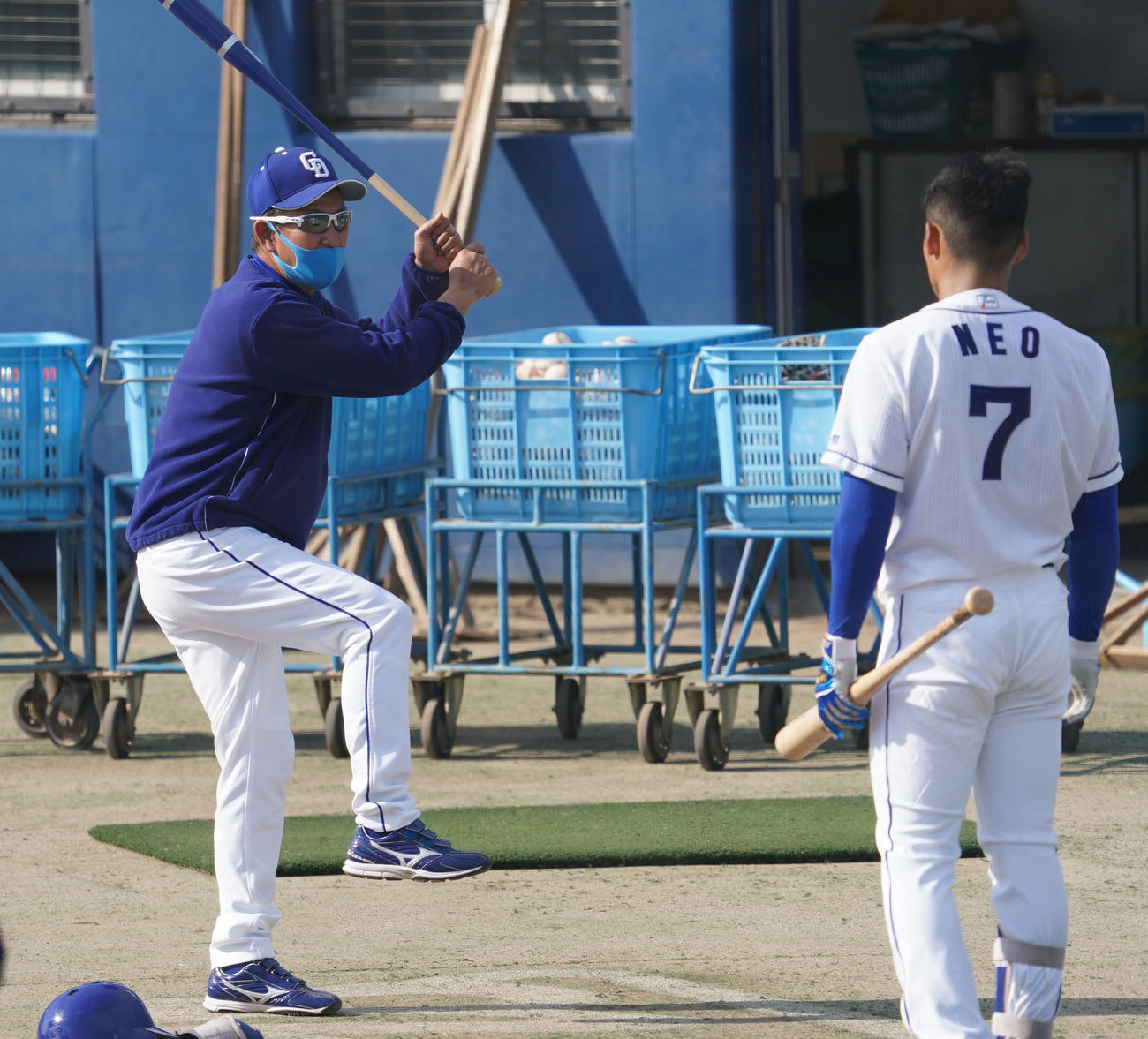 中日秋季キャンプ　根尾（右）に打撃アドバイスをする立浪監督（左）（撮影・森本幸一）