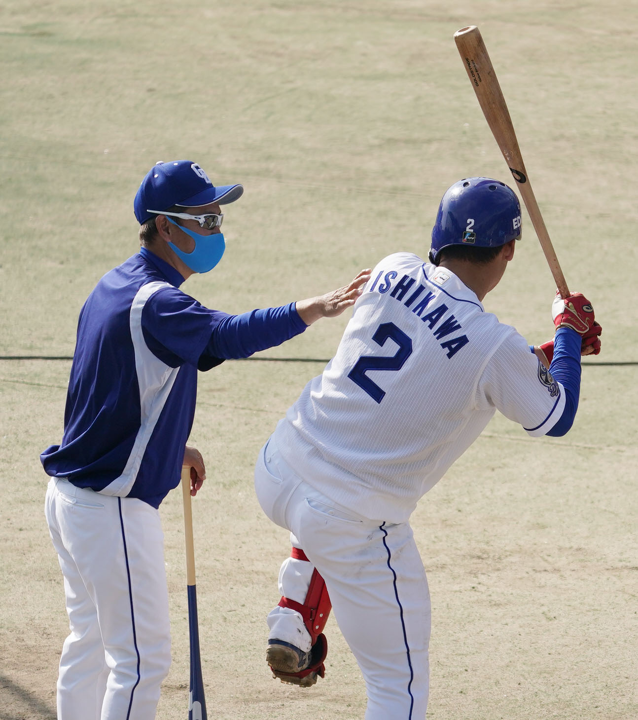 中日秋季キャンプ　石川昂（右）に打撃アドバイスをする立浪監督（左）（撮影・森本幸一）