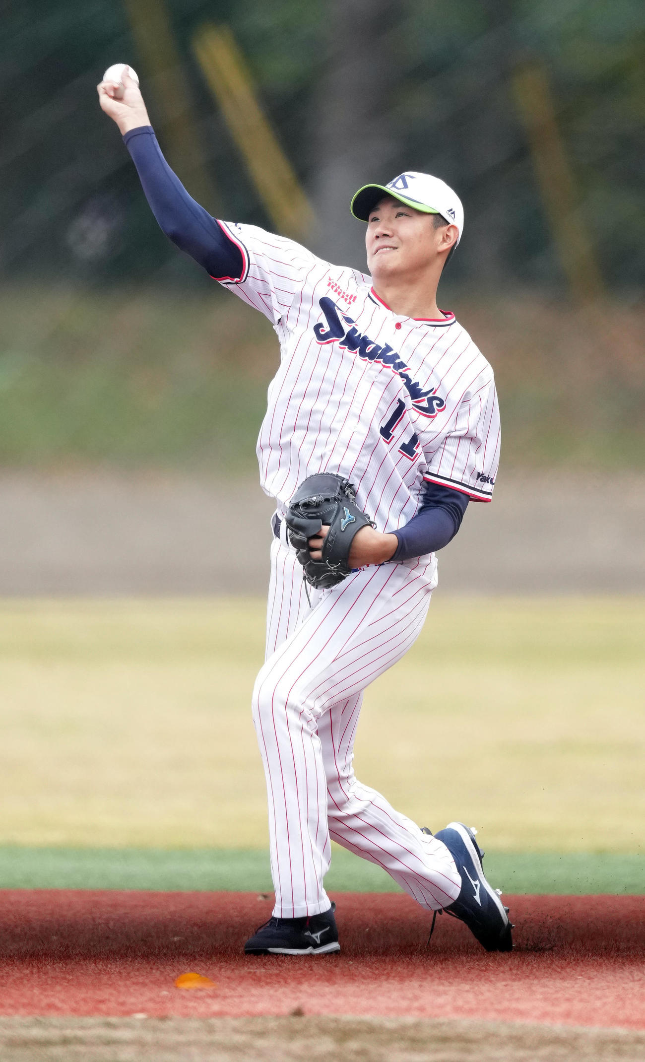 キャッチボールするヤクルト奥川（撮影・鈴木みどり）