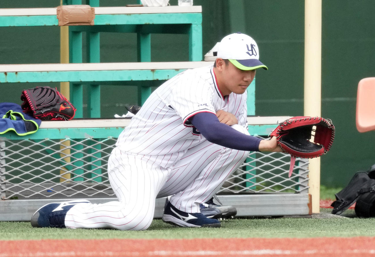 捕手の構えをするヤクルト奥川（撮影・鈴木みどり）