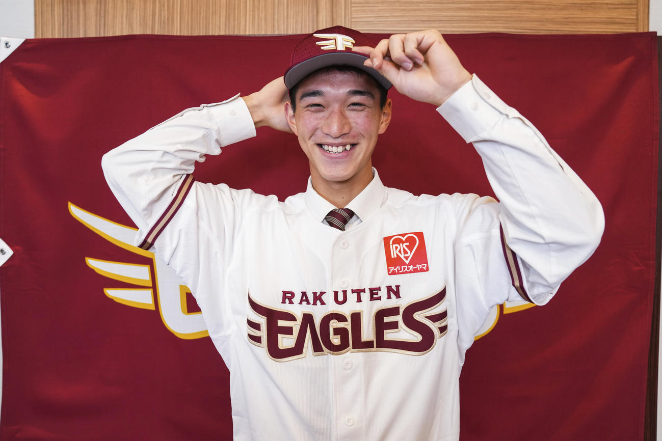 楽天ドラフト1位の昌平・吉野は基本合意し、笑顔を見せる（球団提供）