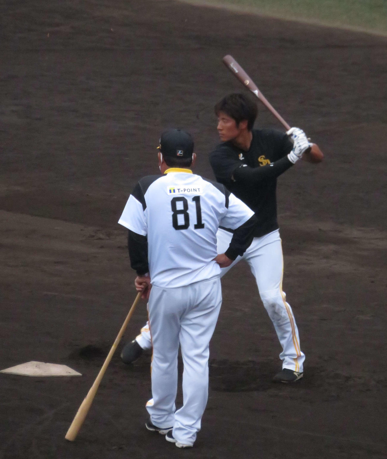 藤本監督に見守られながら、打撃練習を行うソフトバンク上林