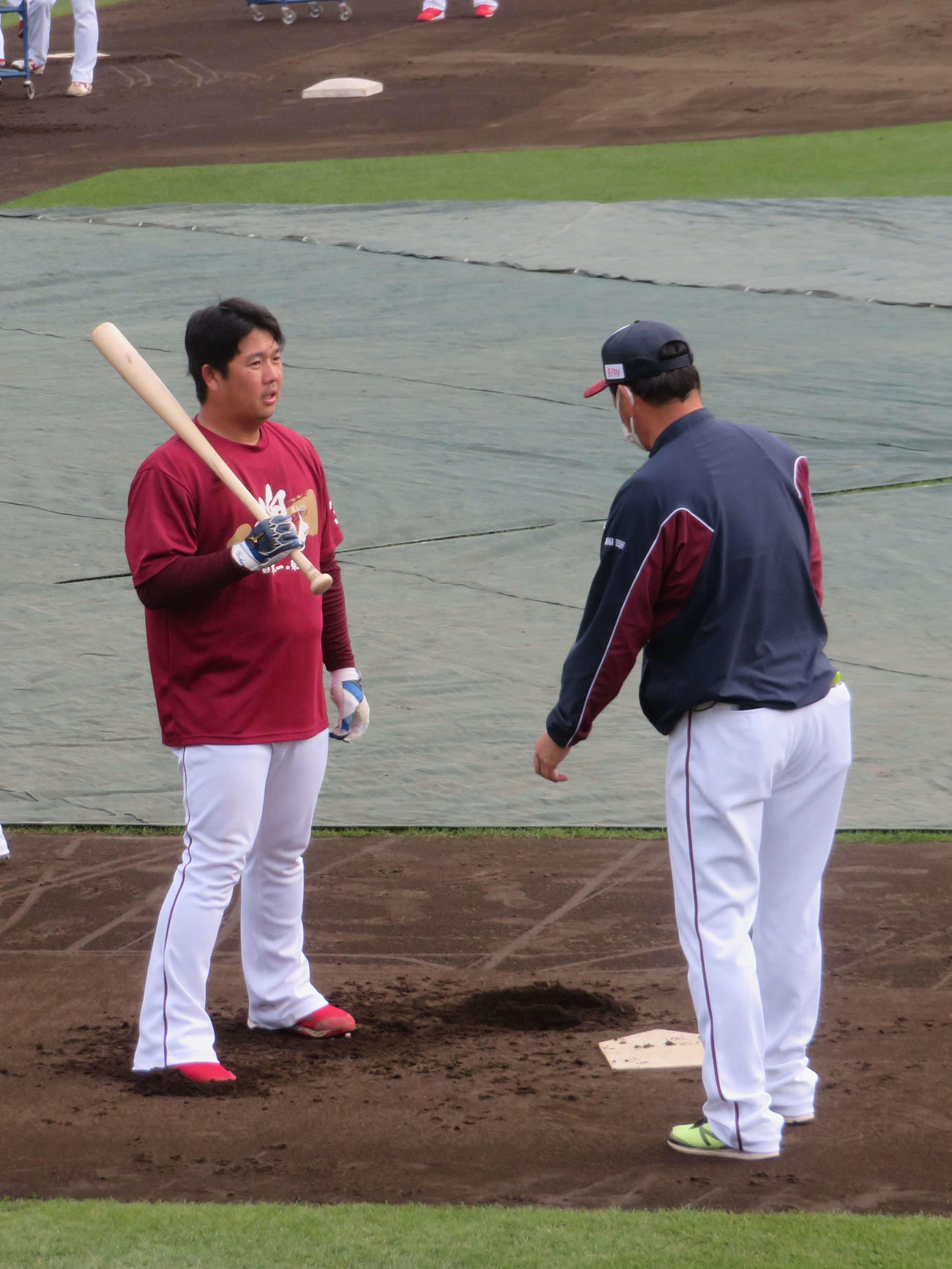 ロングティーで立花1軍打撃コーチ（右）から指導を受ける楽天横尾（撮影・上田悠太）