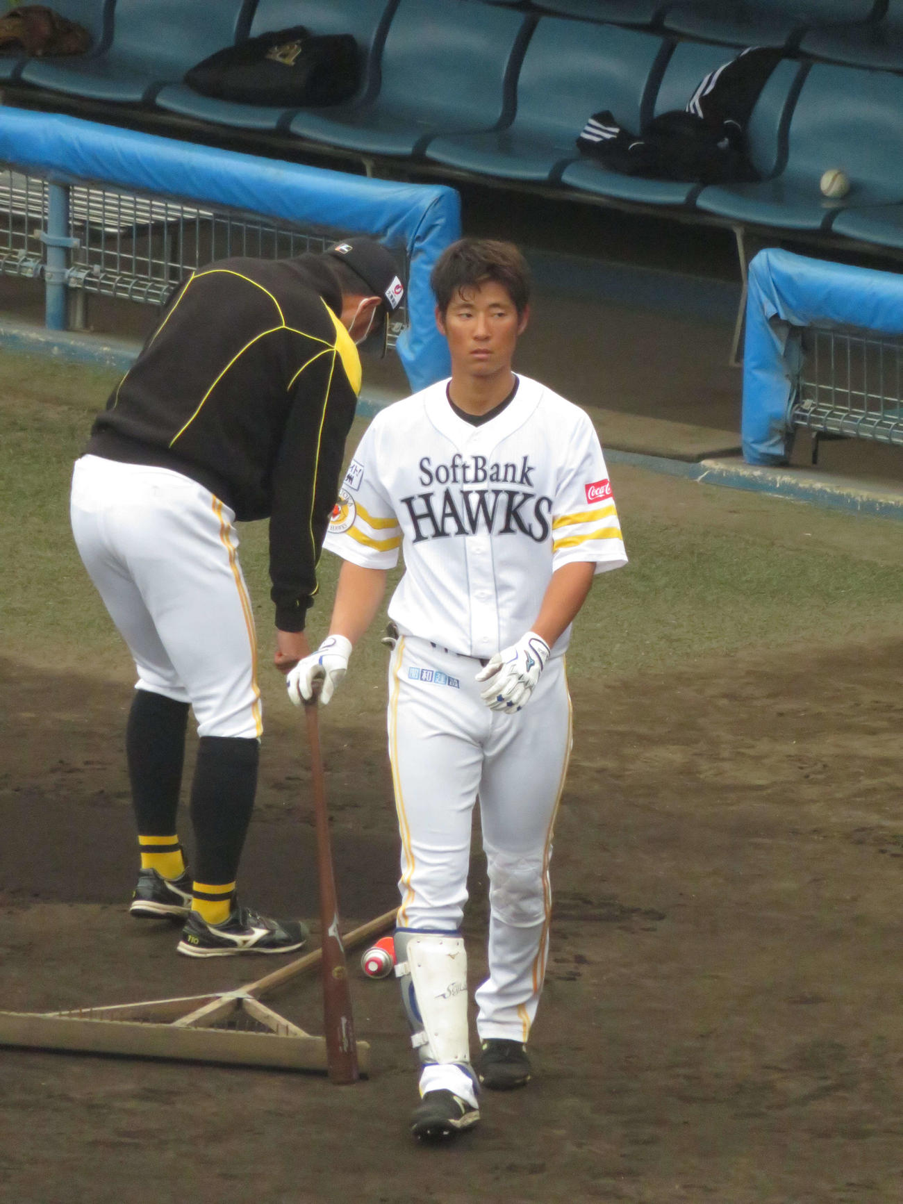 打撃練習を行うソフトバンク上林