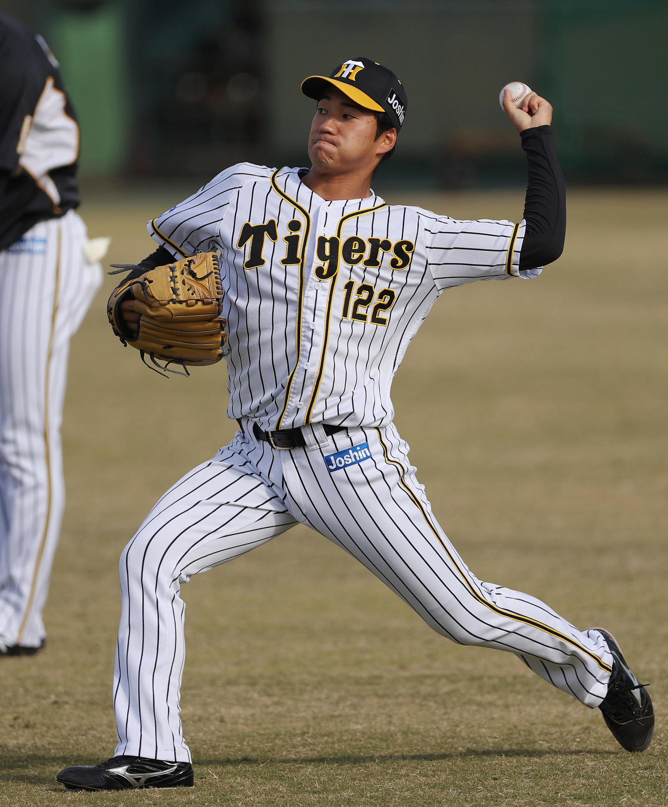 キャッチボールする阪神岩田将（撮影・前田充）