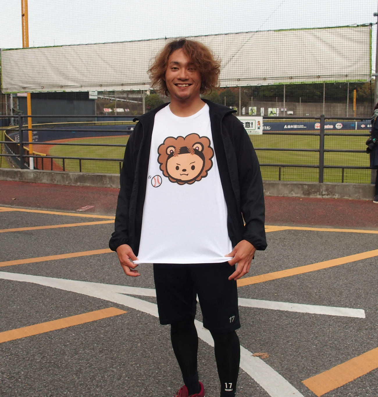 ファンからプレゼントされた自身がモデルのキャラクターTシャツを披露する日本ハム伊藤（撮影・中島宙恵）