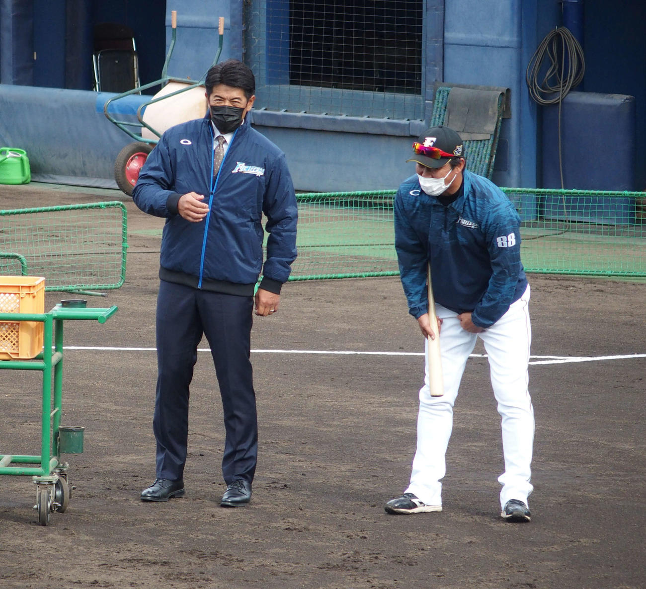 秋季練習で話し込む日本ハム稲葉ゼネラルマネジャー（左）と金子野手総合兼打撃コーチ（撮影・中島宙恵）