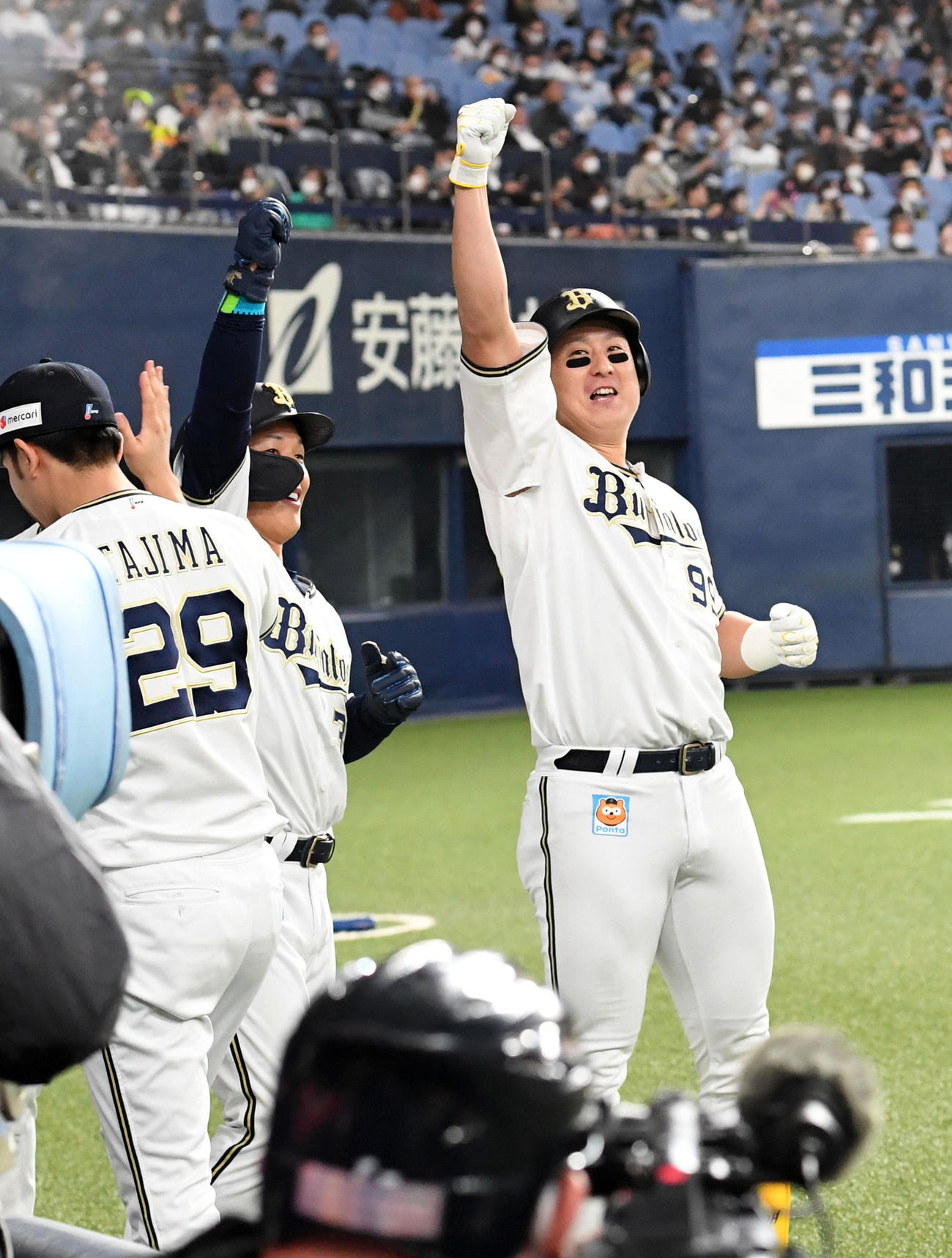 オリックス対ロッテ　6回裏オリックス2死一塁、左越え先制2点本塁打を放った杉本（右）は吉田正と昇天ポーズ（2021年11月11日撮影）