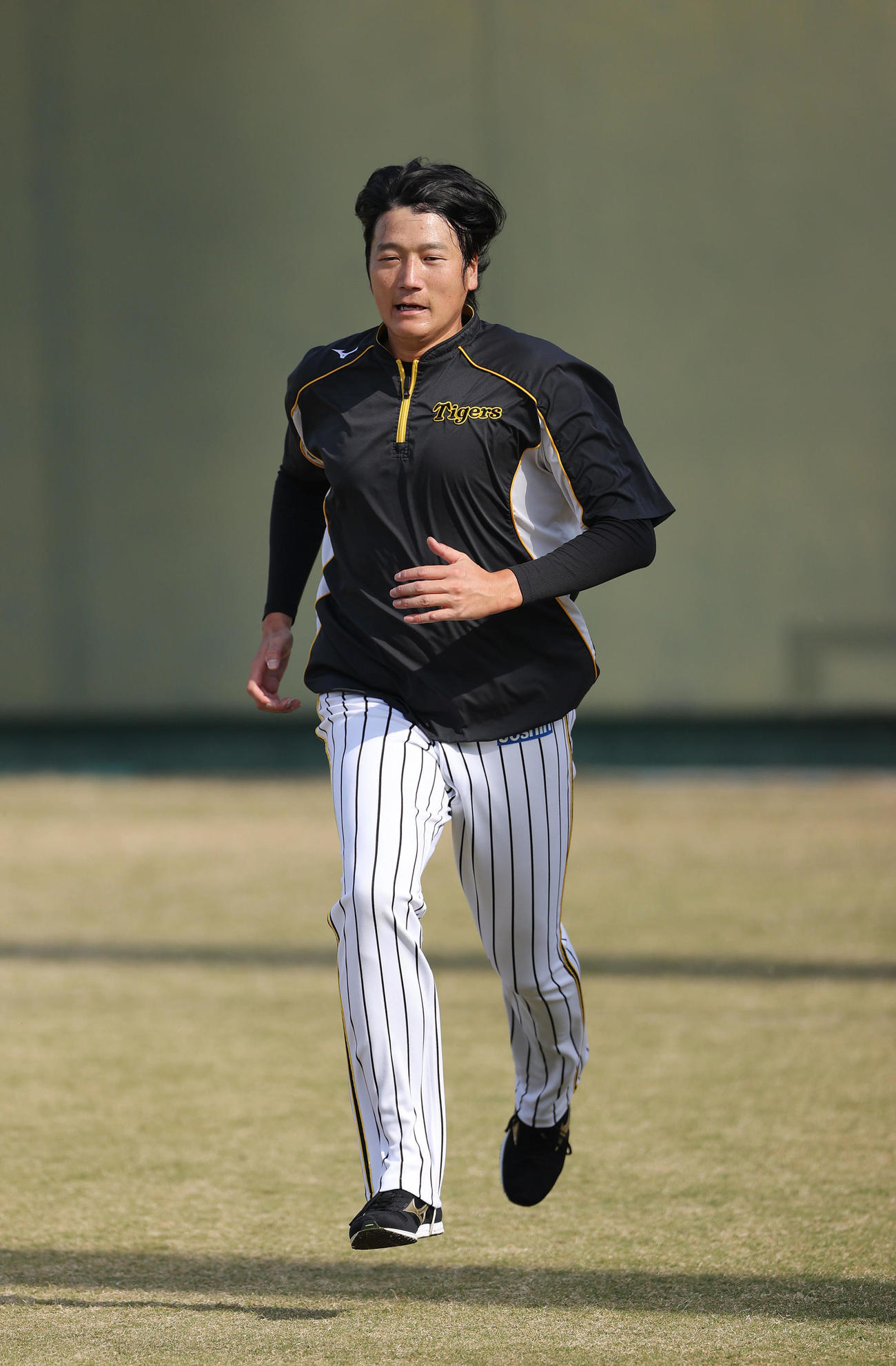 外野で走り込む阪神小林（撮影・前田充）