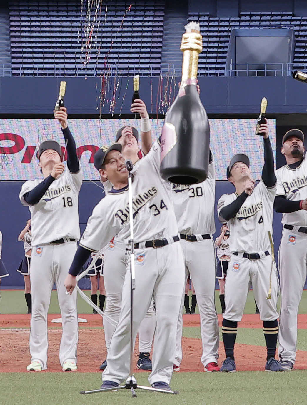 12日、クライマックスシリーズ優勝を果たし高々とクラッカーを打ち上げるオリックス吉田正（手前）