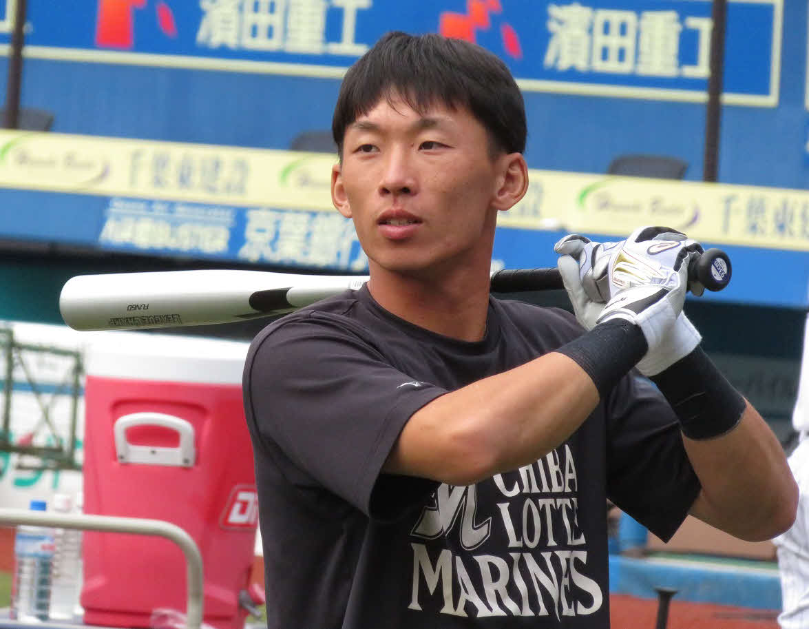 秋季練習でロングティーを行うロッテ高部（撮影・金子真仁）